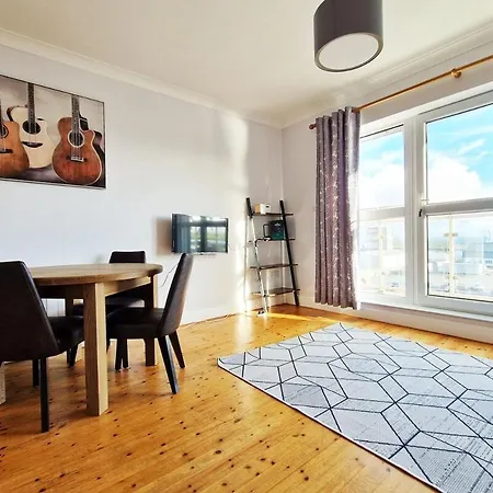 Dockland Apartment, 2 Bed, 2 Bath With Parking Apartment *