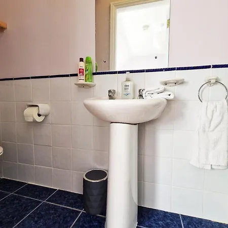 Dockland Apartment, 2 Bed, 2 Bath With Parking * 골웨이
